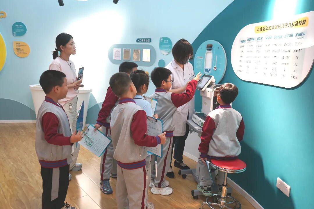 “威海市实验小学”学子走进科普馆研学，感受视觉健康“大”世界